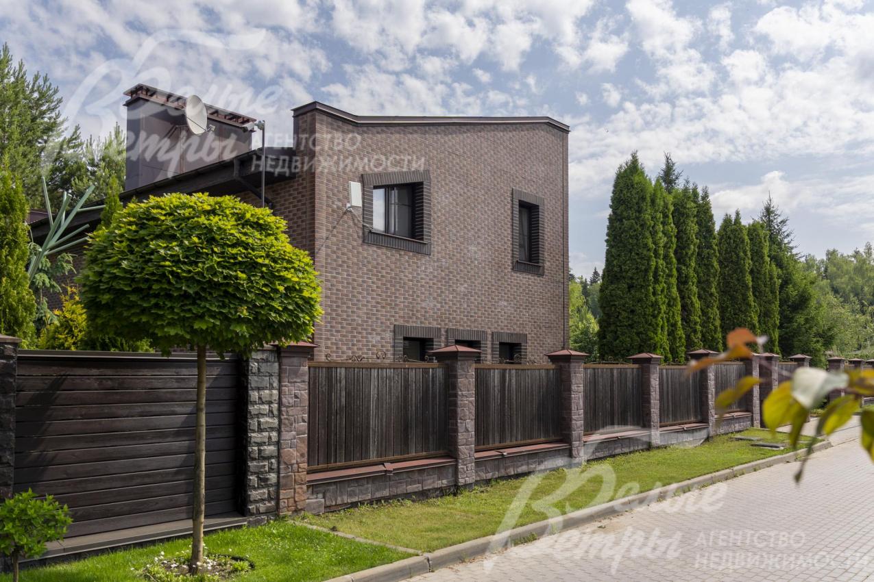 В КП Новое Глаголево широкие дороги выполнены из брусчатки, ухоженные газоны, освещение, охрана