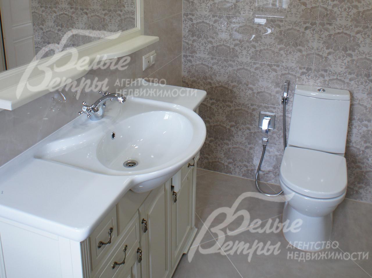 В с/у на полу плитка с водяным подогревом