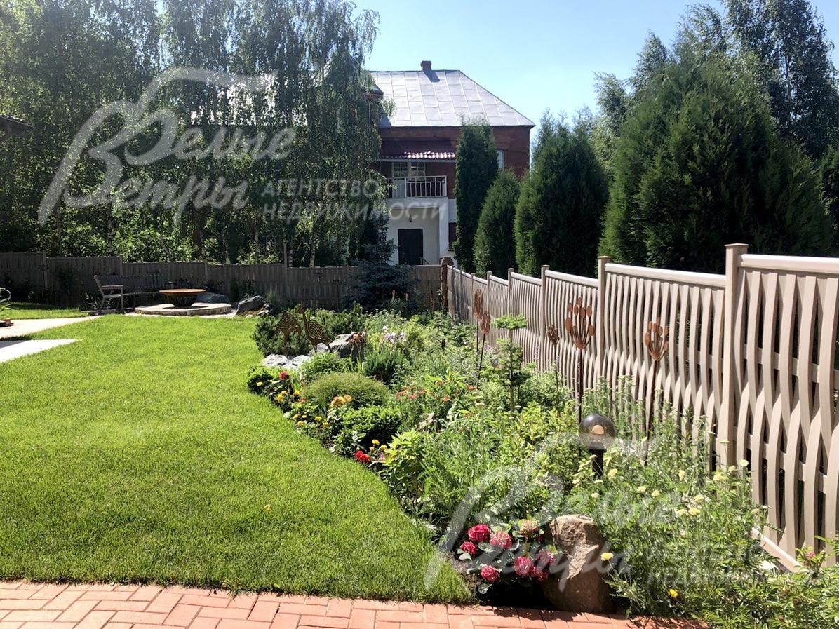 На участке высажены декоративные растения и кустарники, в том числе голубая ель, четыре норвежские пихты, пять горных сосен и можжевельник