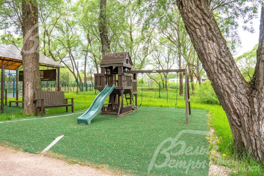 Детская игровая площадка в поселке