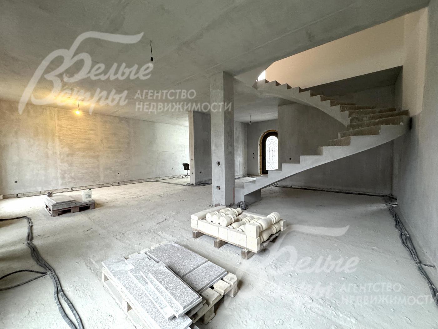 На стены нанесена идеальная штукатурка, смонтирована монолитная лестница