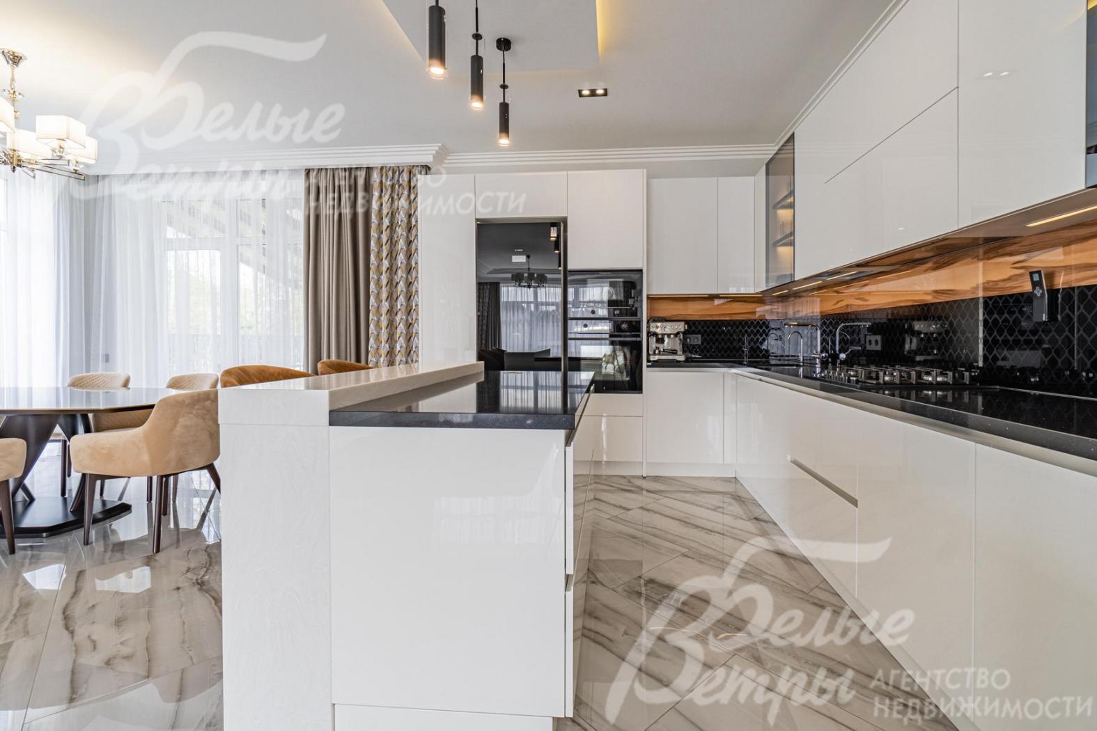 Современный кухонный гарнитур белого цвета