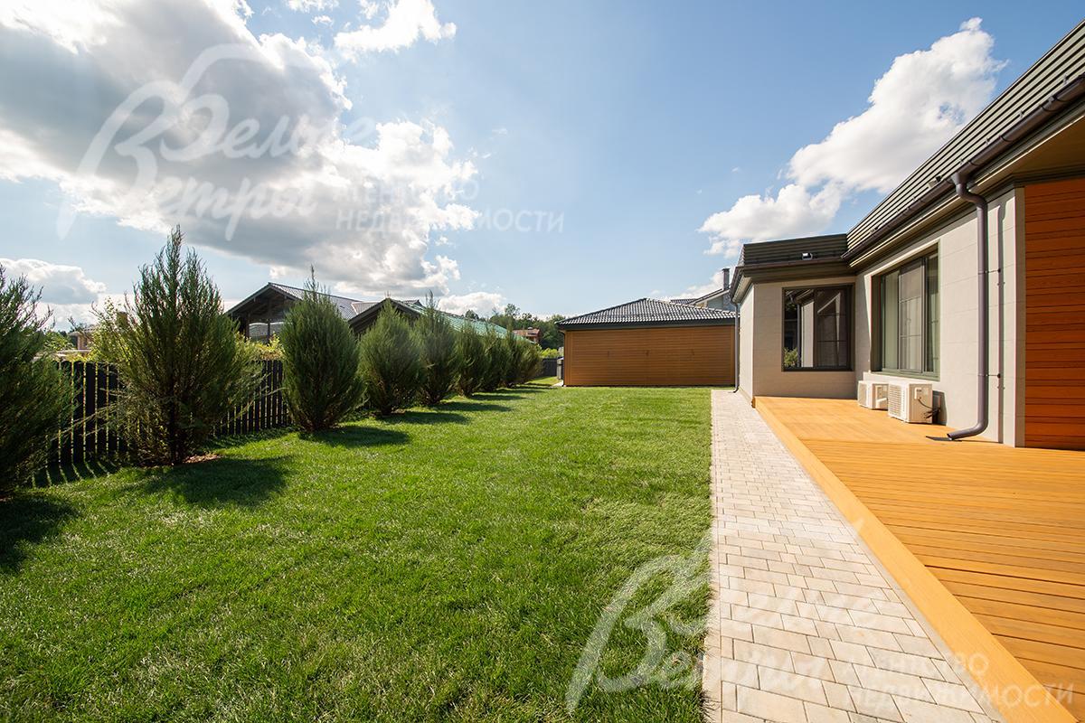 Участок по периметру огорожен забором