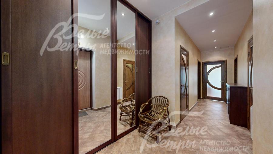 Холл-прихожая со встроенными шкафами