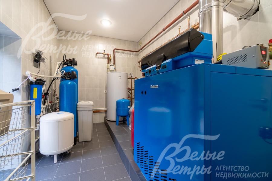 В котельной установлены газовый котёл Buderus мощностью 73 кВт и бойлер объёмом 300 л