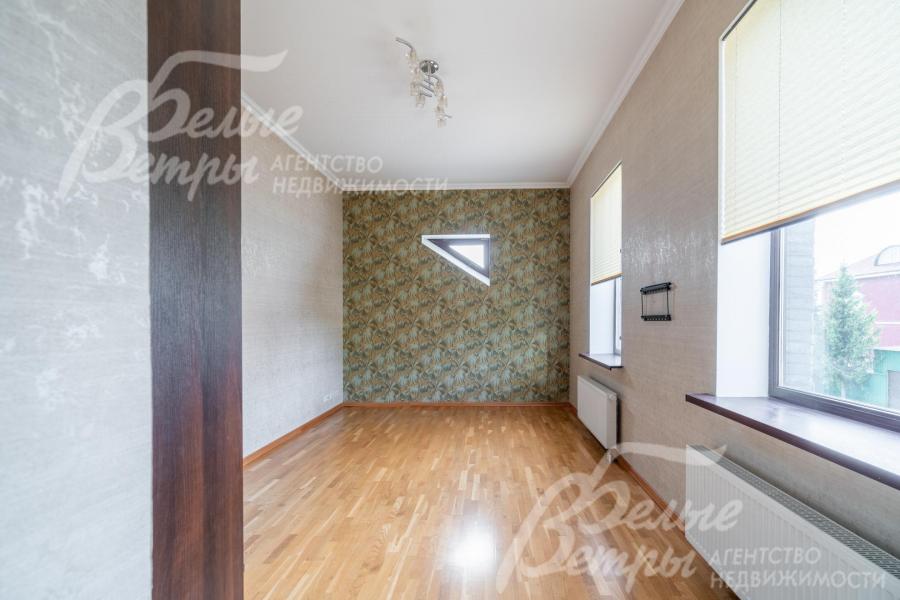 Спальня на втором этаже, одна стена зонирована обоями