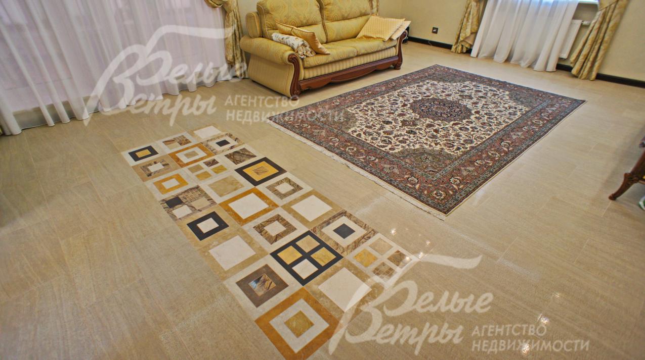 Полы покрыты плиткой и керамогранитом с водяным подогревом