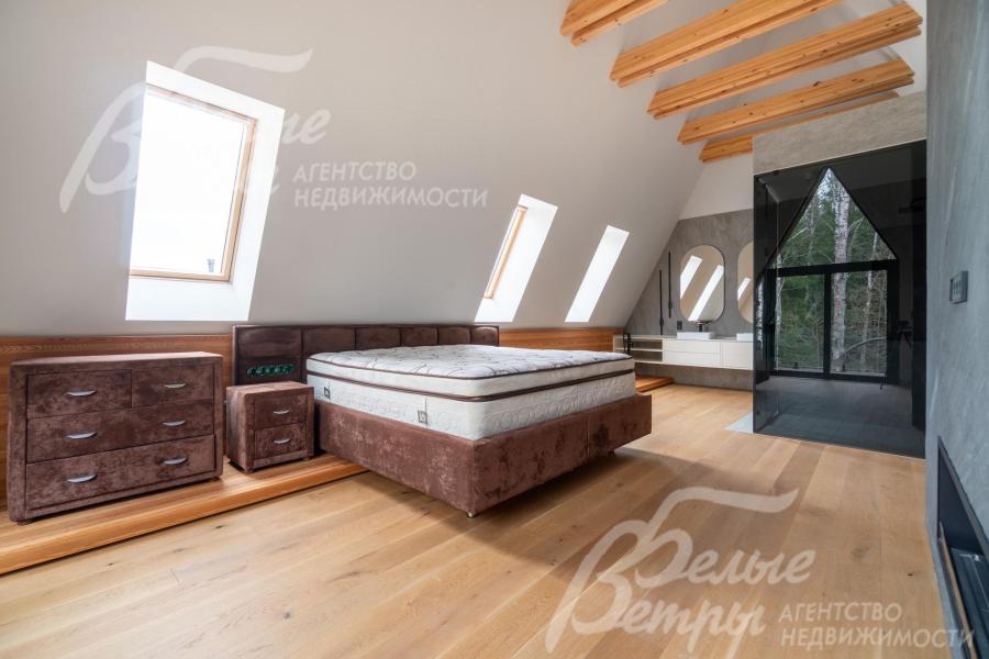 Спальная зона гармонично переходит в открытый санузел: раковины и ванна находятся без перегородок, а душевая и часть санузла отделены стеклянными перегородками