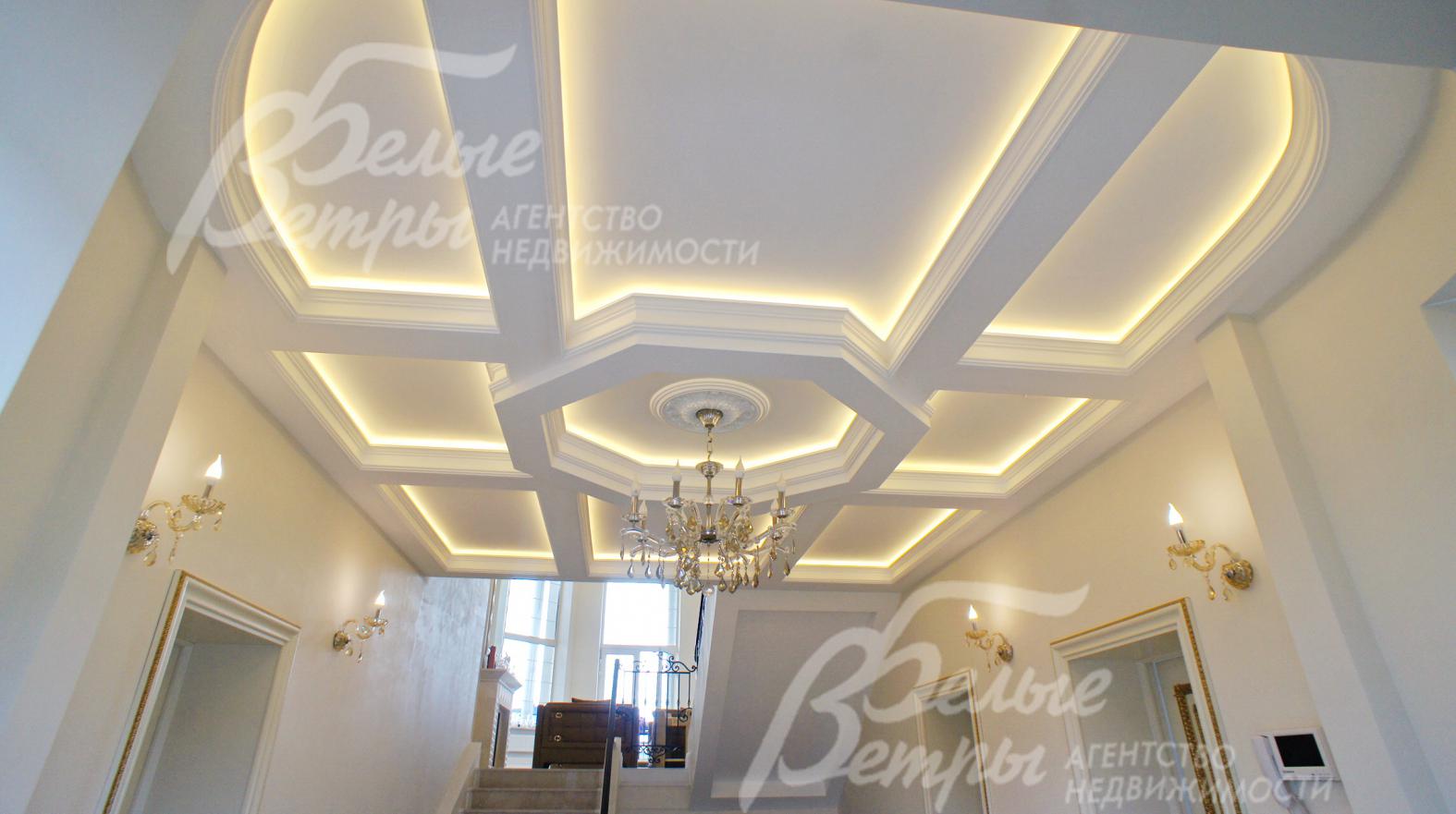 Потолки сложные фигурные разноуровневые с кессонами и  карнизами. Имеют скрытую подсветку.