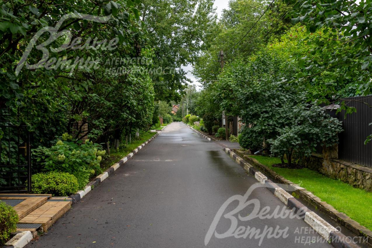 К участке ведёт удобная асфальтированная дорога