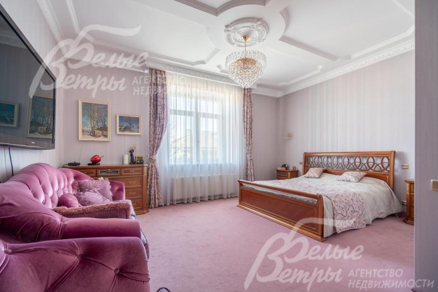 Интерьер спален дополняют настенные бра, хрустальные люстры и люстры с абажурами