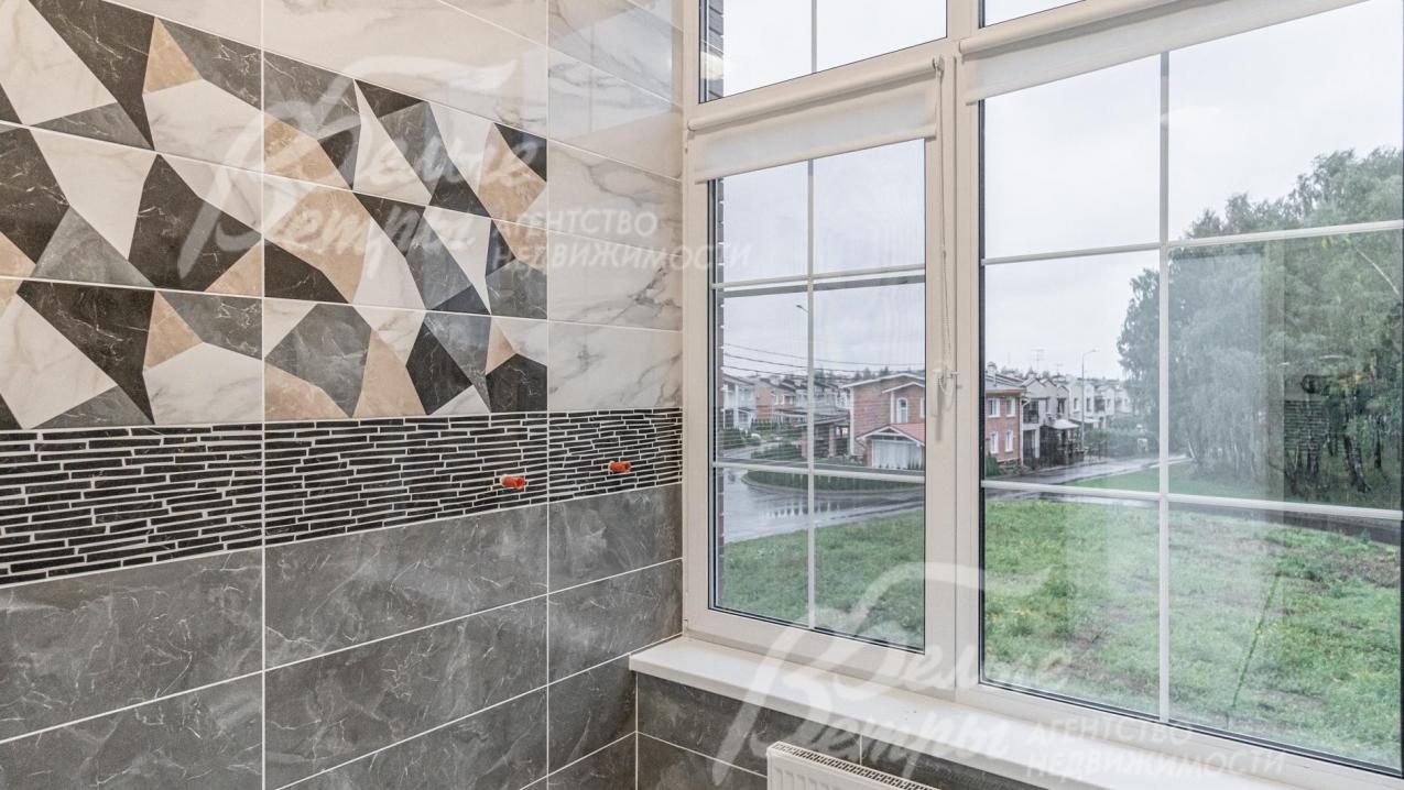 Стены в санузлах и на цоколе - плитка