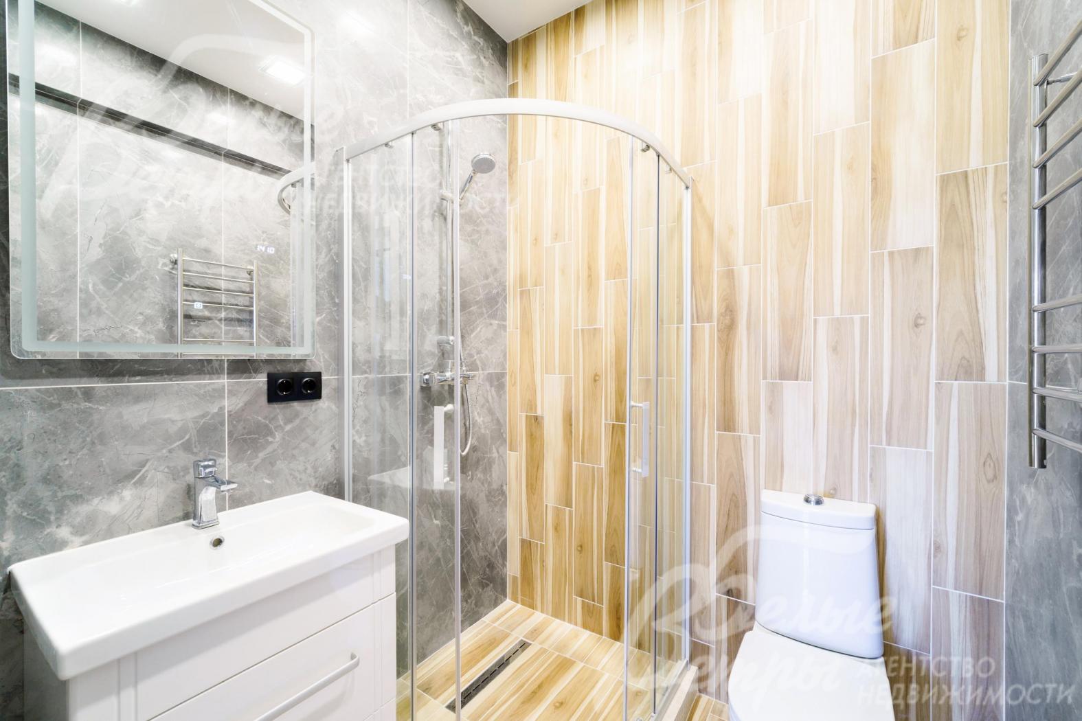 Санузел с душем на первом этаже