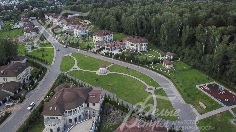 Поселок Идиллия с з-х сторон окружен лесом