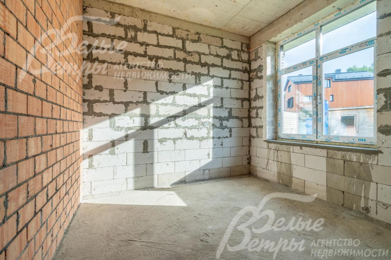 Зона большой гардеробной с окном на втором этаже