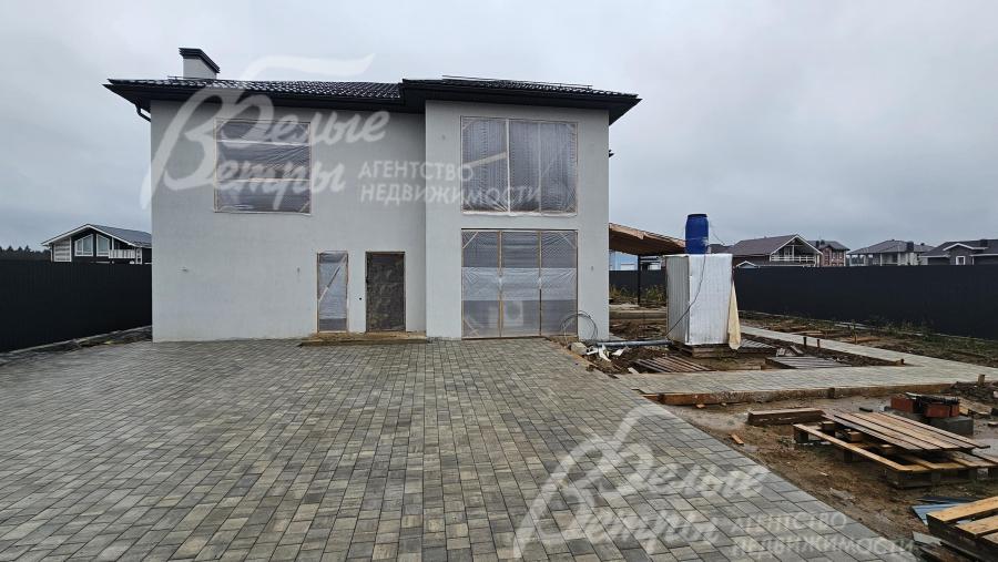 Новый дом под отделку в стиле современной классики с большими оконными проёмами