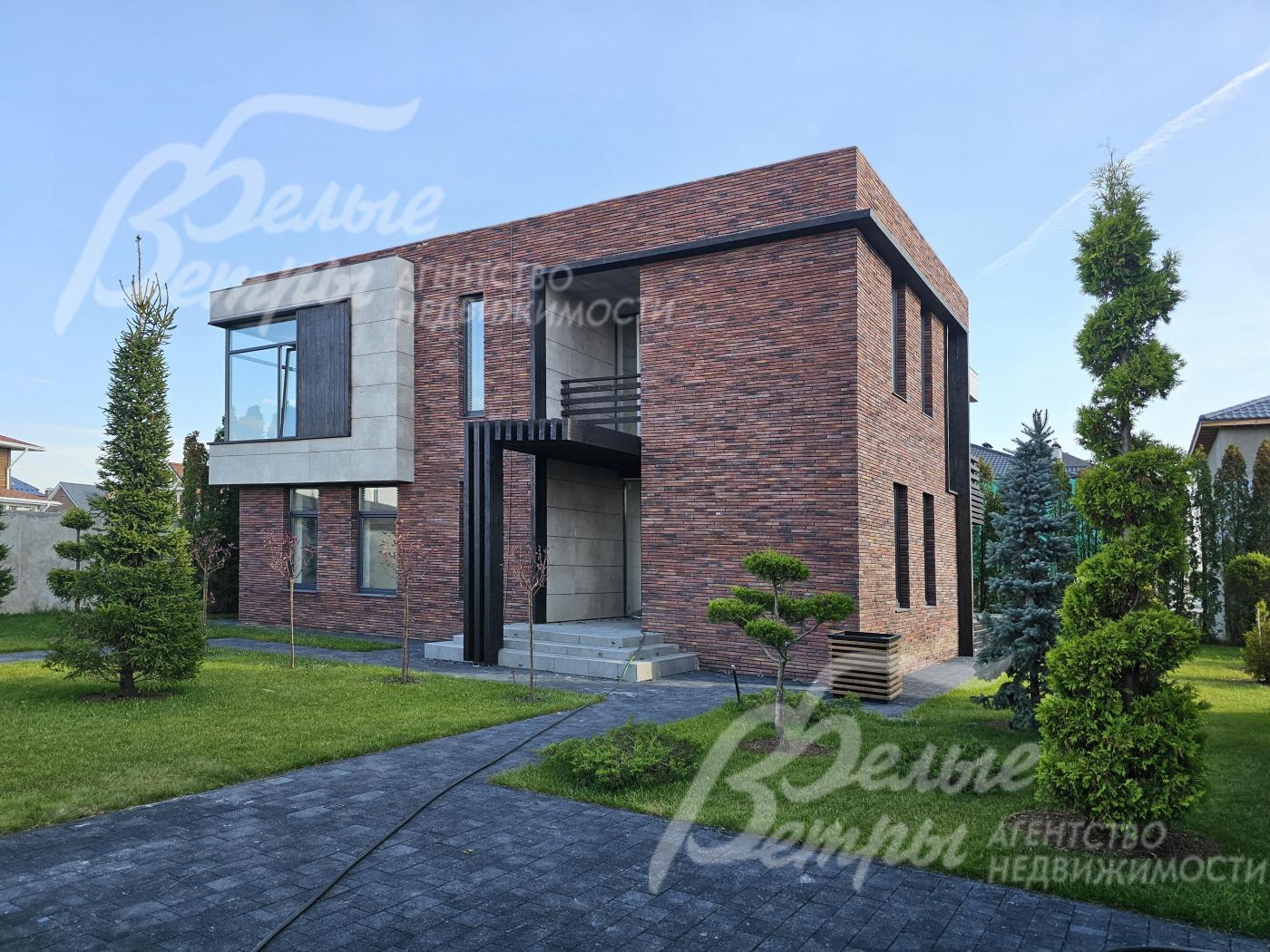 Новый современный дом на участке с ландшафтом в поселке Певчее 