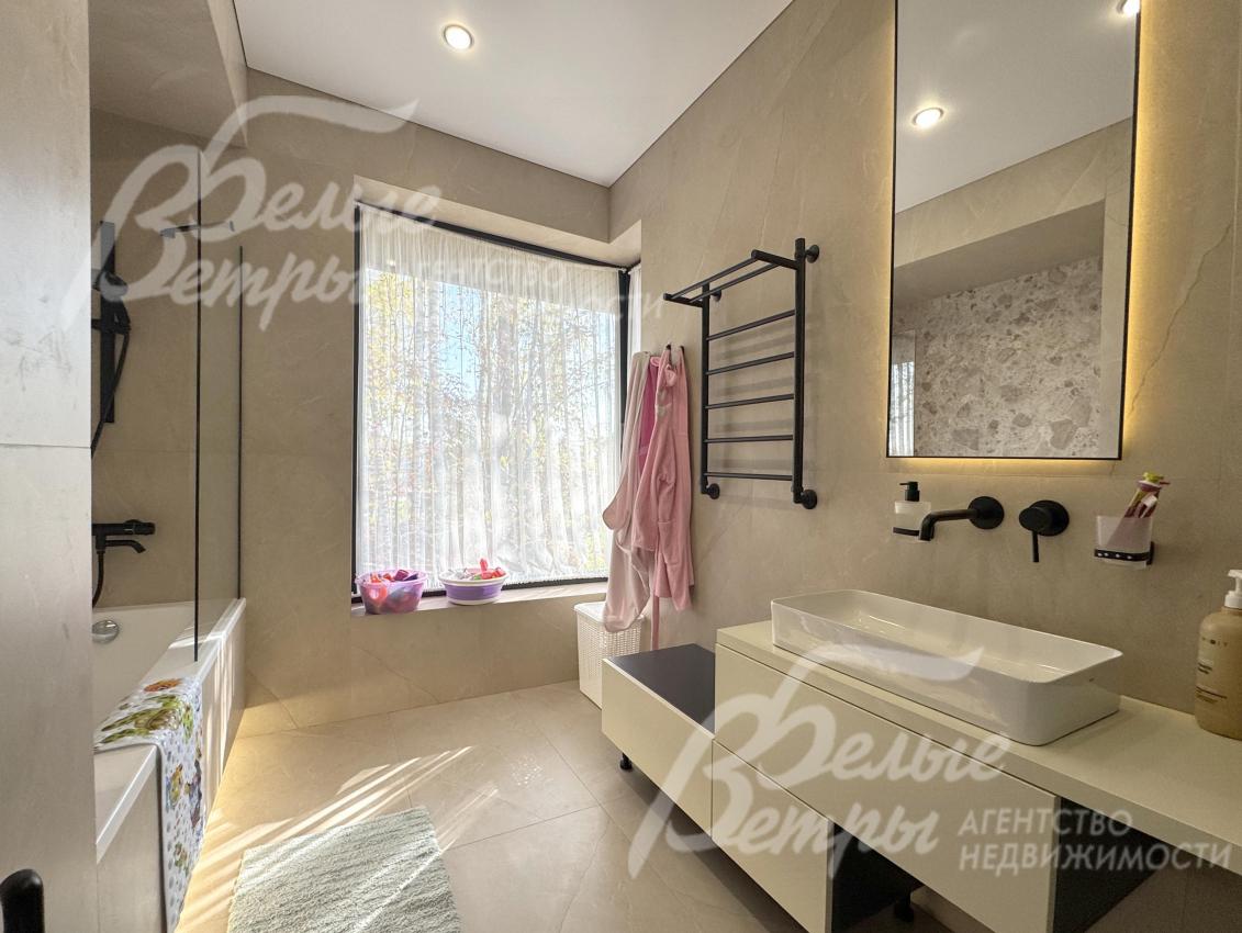 Санузел на втором этаже с большим окном и ванной