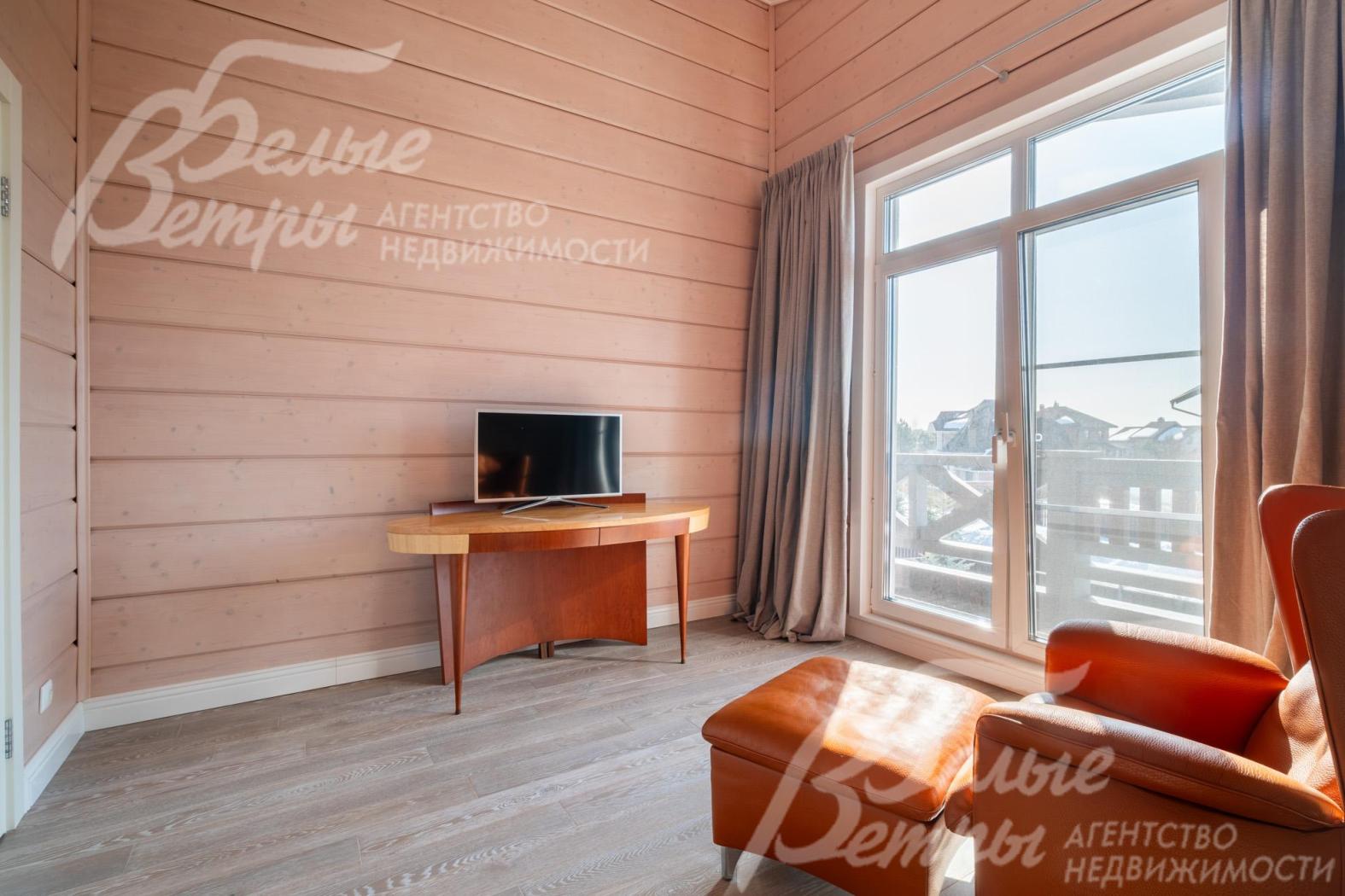 Одна из спален на втором этаже - её можно обустроить под рабочий кабинет