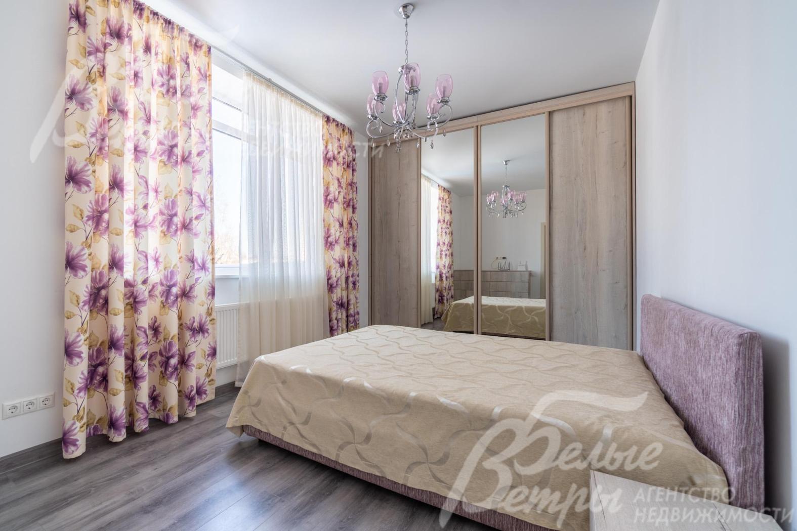 Одна из спален на втором этаже со шкафом и удобной кроватью. 