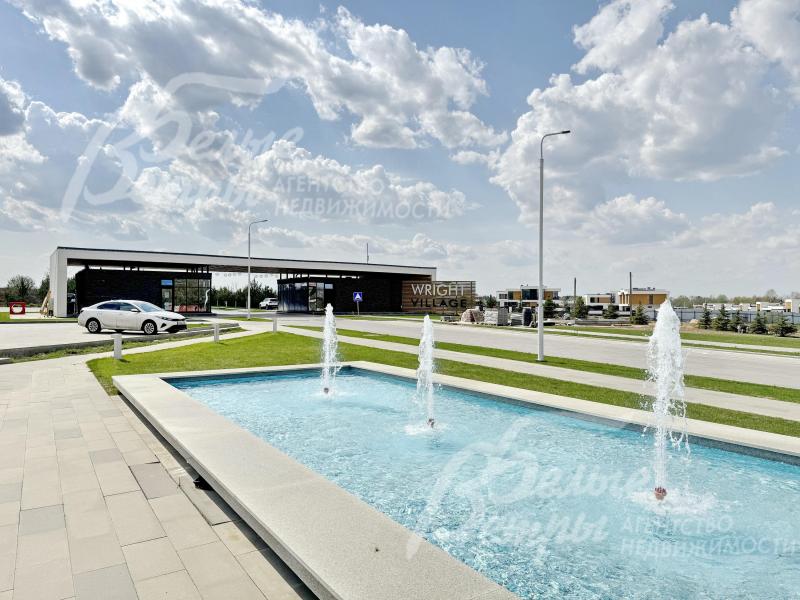 Территория коттеджного посёлка. В коттеджном посёлке обустроены прогулочные зоны, спортивные площадки