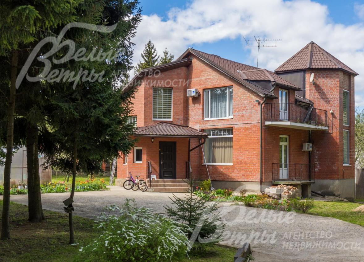 Кирпичный дом в классическом стиле с полной меблировкой и отделкой