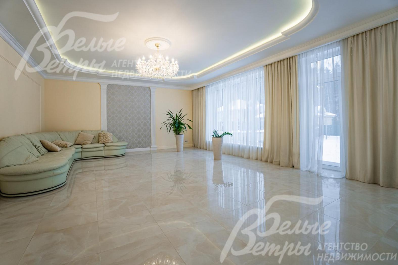 Многоуровневые потолки с декором и встроенным освещением с разными сценариями освещения