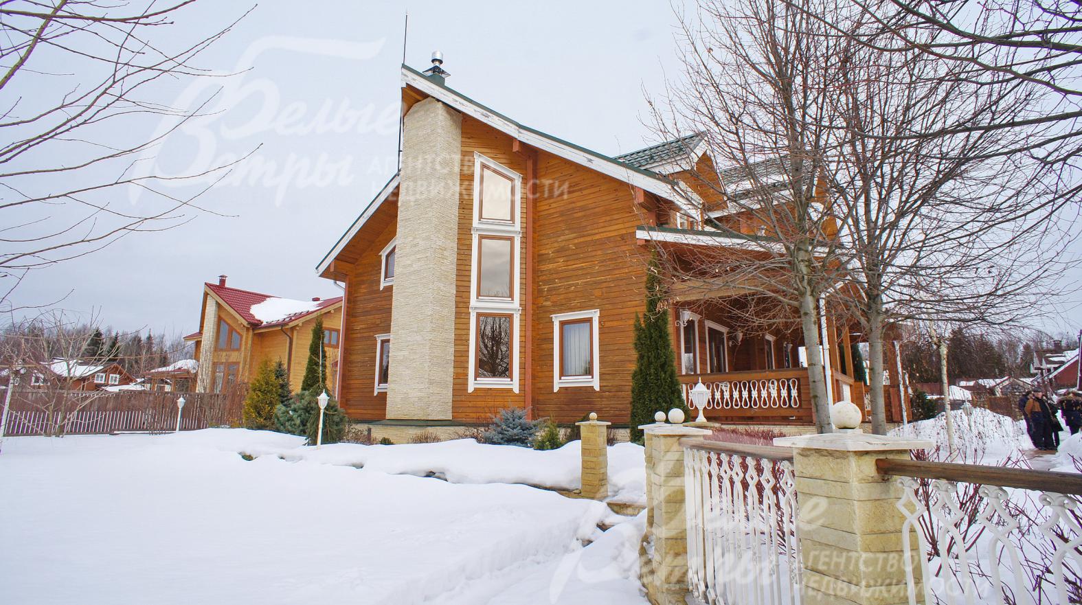 Расположены 8 линий автоматического полива и 11 водяных разеток (гидрантов) с возможностью установки съёмных кранов для подключения шлангов с применением оборудования пр-ва США и накопительная ёмкость на 3 куб.м