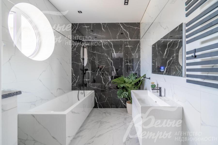 В санузле на втором этаже - ванная с окном