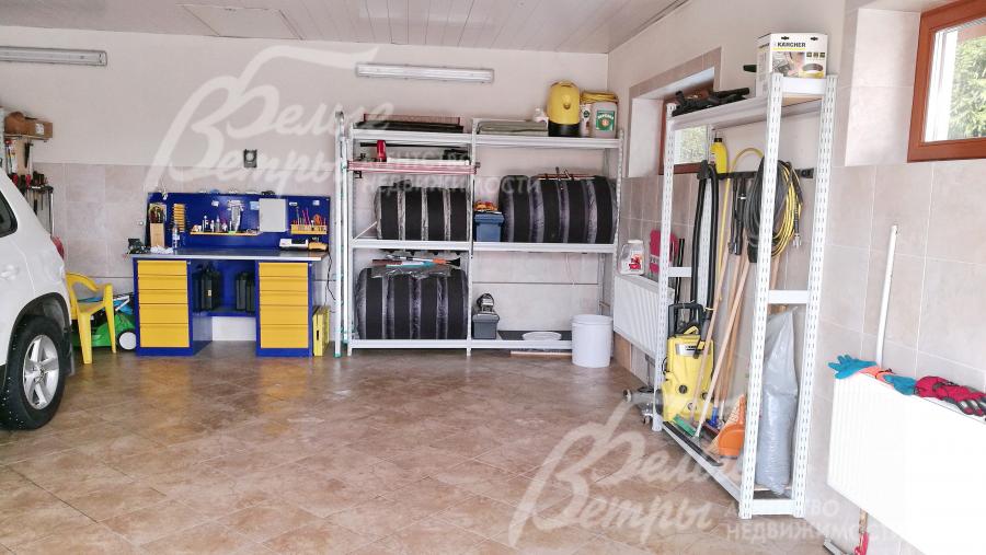 Гараж с мастерской оборудован стеллажами