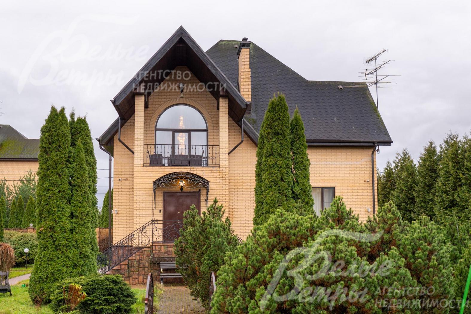 Дом, построенный в классическом современном стиле и облицованный кирпичом