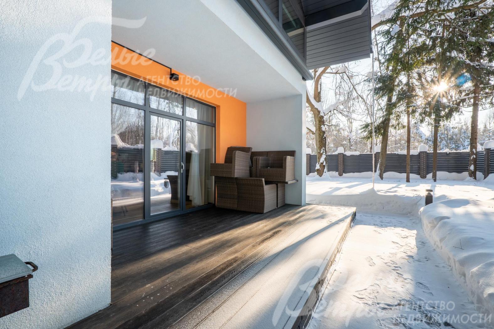 Тёмная террасная  доска создаёт приятный контраст с белыми стенами