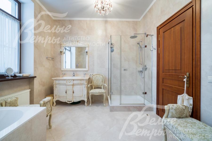 Все спальни со своими санузлами, в каждом ванна и большая душевая кабина