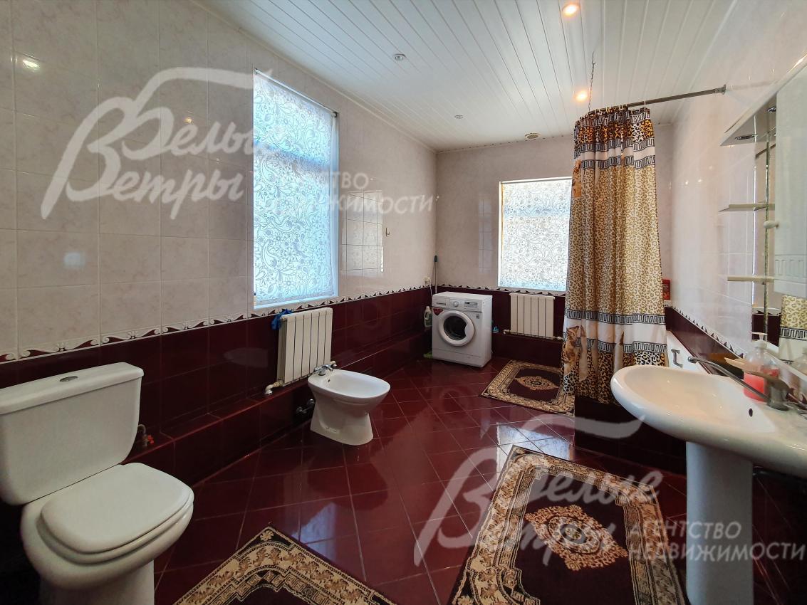 Санузел с ванной на первом этаже