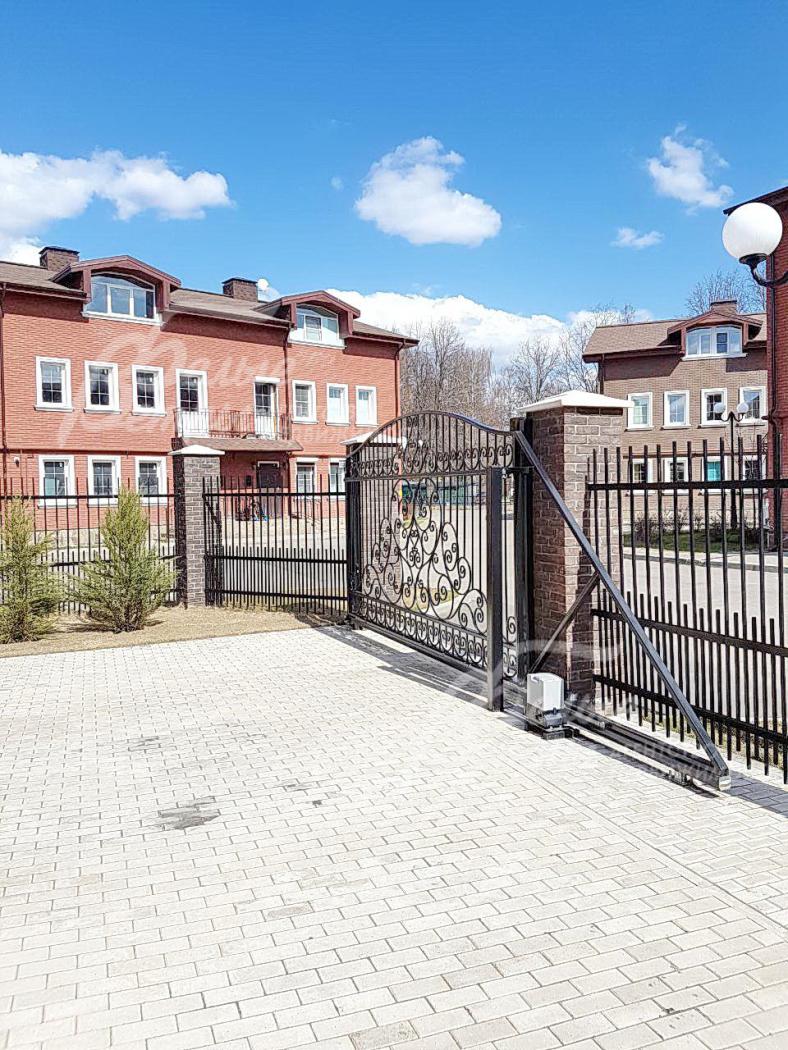 Раздвижные кованые ворота на пульте