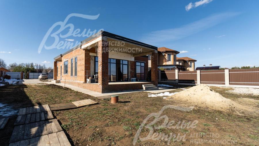 Одноэтажный коттедж площадью 212 кв.м в обжитом поселке Поливаново