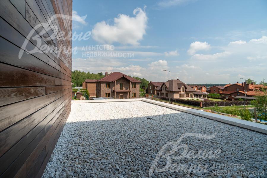 С любой точки дома открывается восхитительный обзор на живописный коттеджный посёлок и окружающий лес