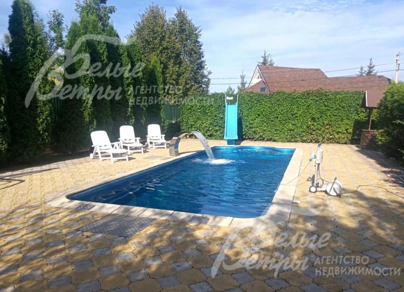 Бассейн с изливом водопада и римским входом