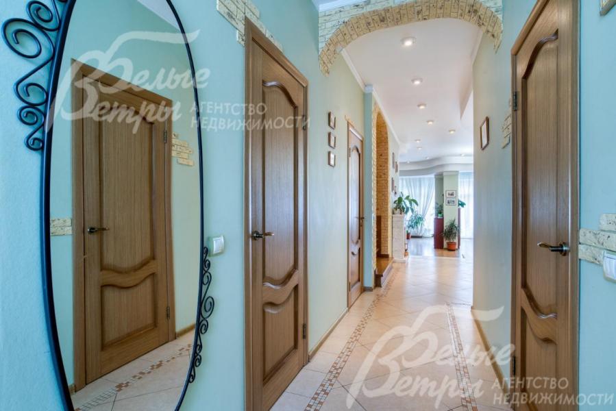 Коридор первого этажа: установлены филёнчатые дубовые двери