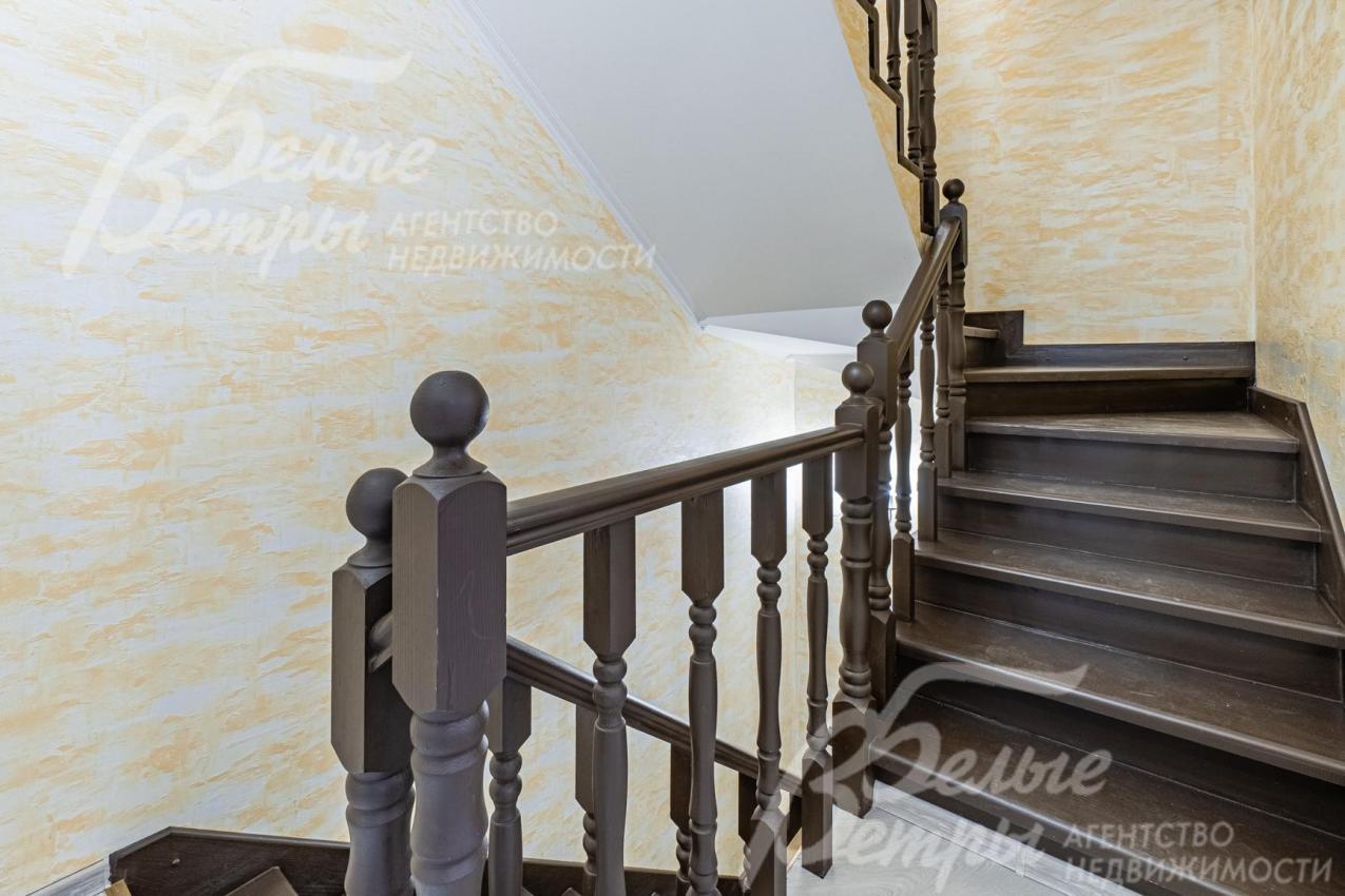 Лестница бетонная, отделка деревом