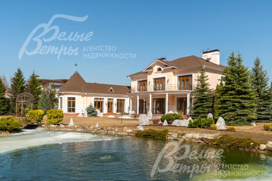 Пруд зарыблен: в нём обитают белый амур, толстолобик и декоративные карпы. Рядом стоит декоративная ротонда