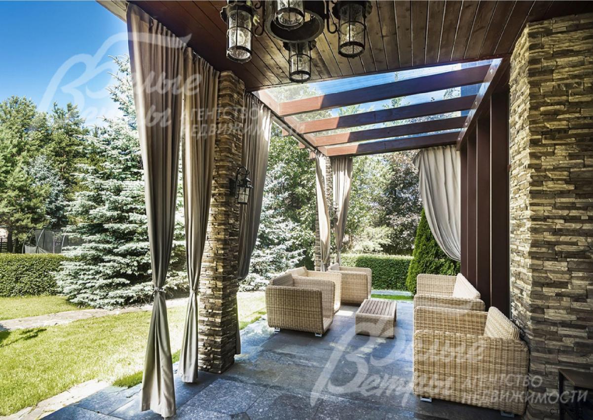 Крытая терраса с зоной отдыха