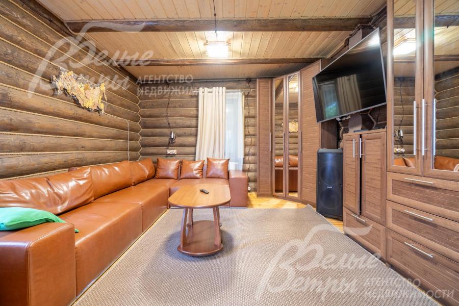 Гостиная в бане с большим угловым диваном, ТВ и караоке