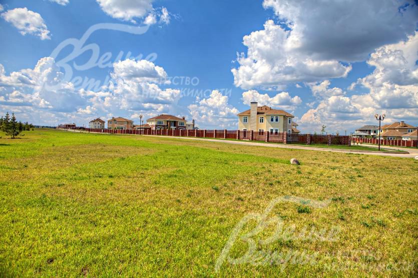 Участок со всеми коммуникациями в коттеджном поселке Мартемьяново.