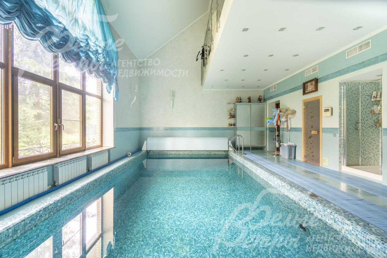 В спа-зоне дома - скиммерный бассейн, площадь 6×4, глубина 1,6 м