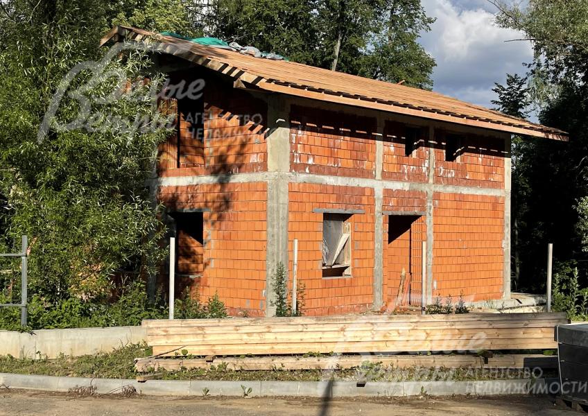 Кирпичный дом на стадии коробки, проект в стиле альпийского шале