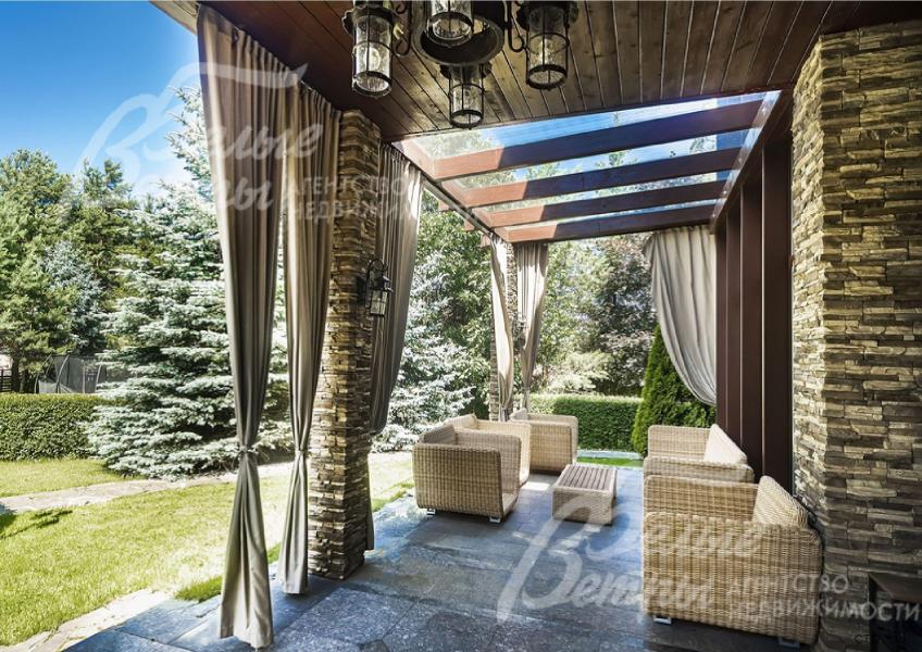 Крытая терраса с зоной отдыха