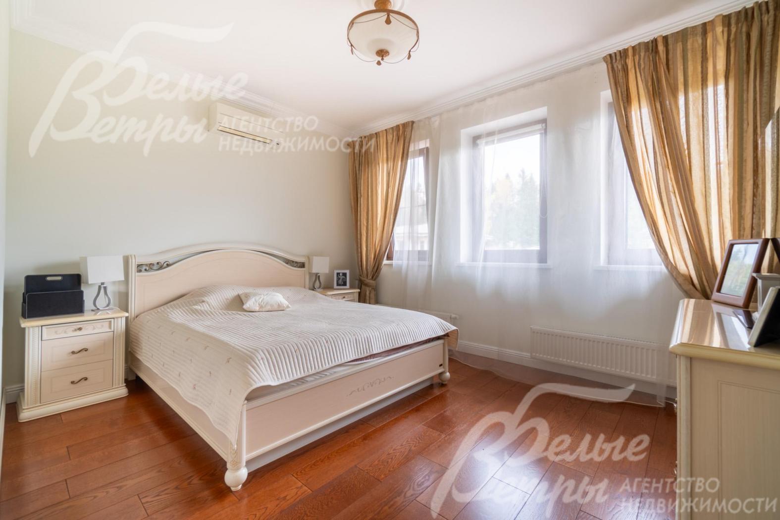 Спальня (гостевая) на втором этаже с мебельным гарнитуром