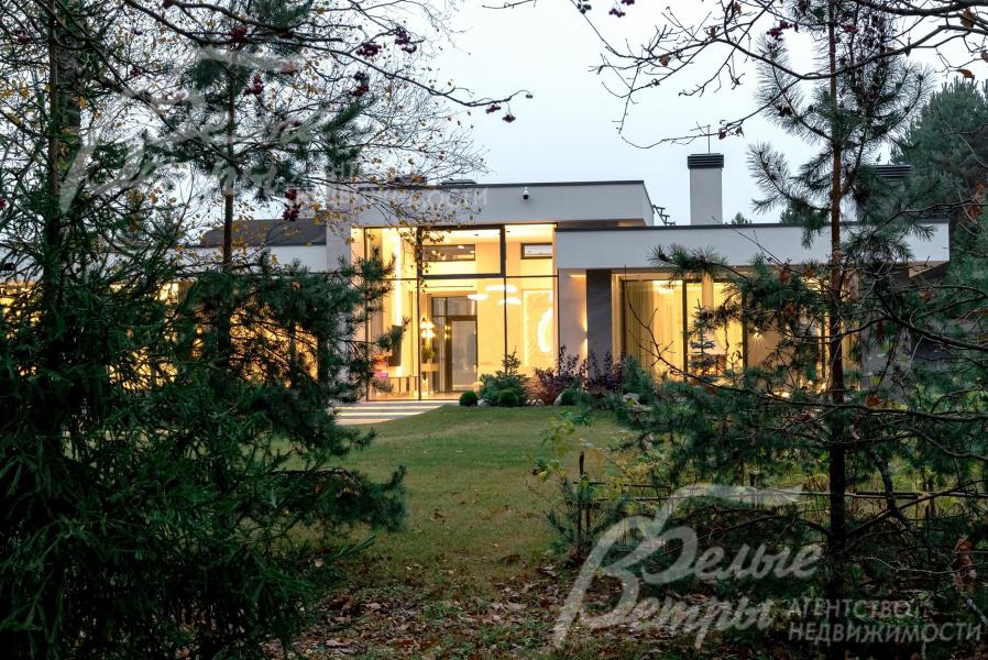 Часть лесного массива, прилегающего к участку, огорожена и облагорожена