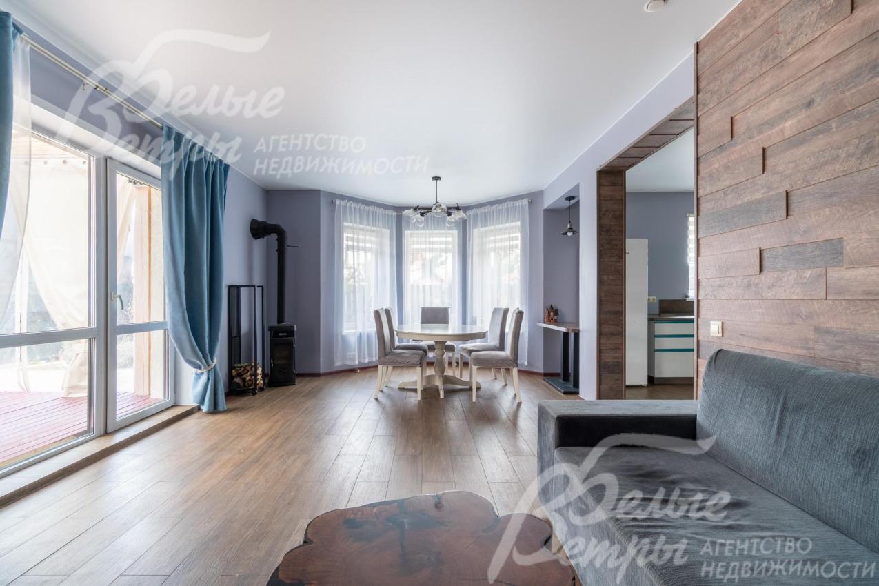 В гостиной - панорамные окна от пола, есть выход на крытую террасу площадью 20 кв.м